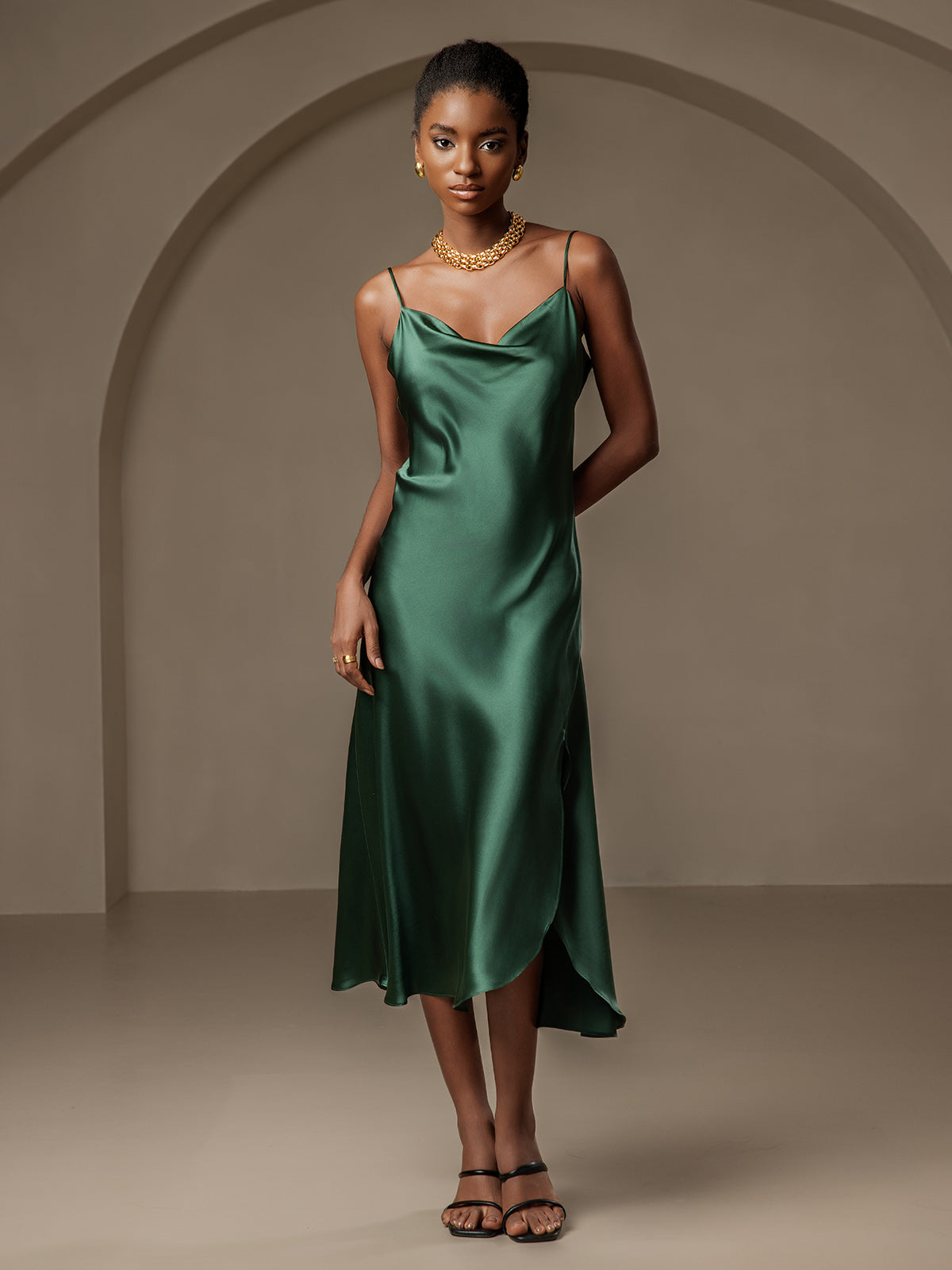 Reines Seidenkleid mit Spaghettiträgern und Schlitz