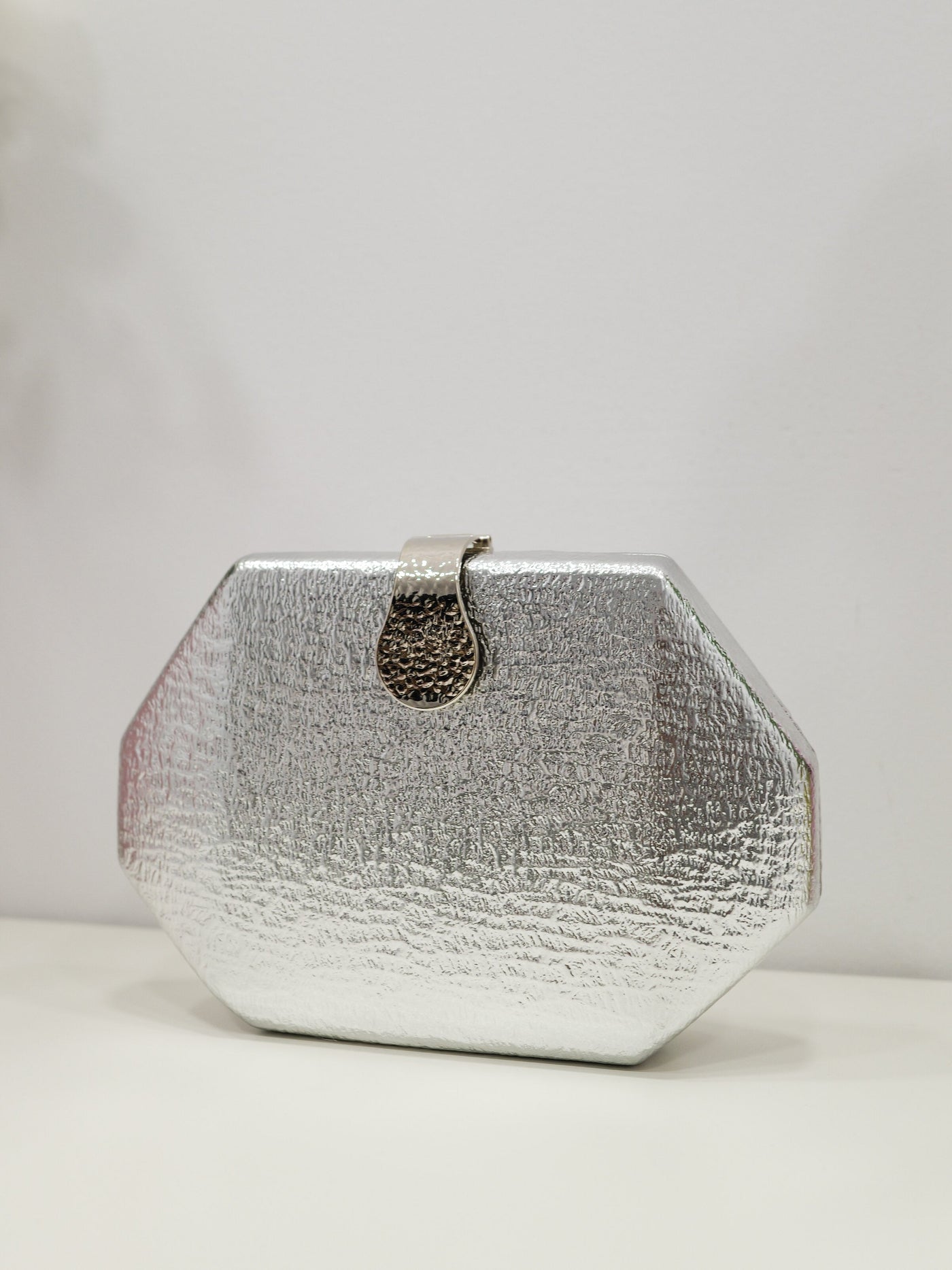 Clutch texture silver clasp
