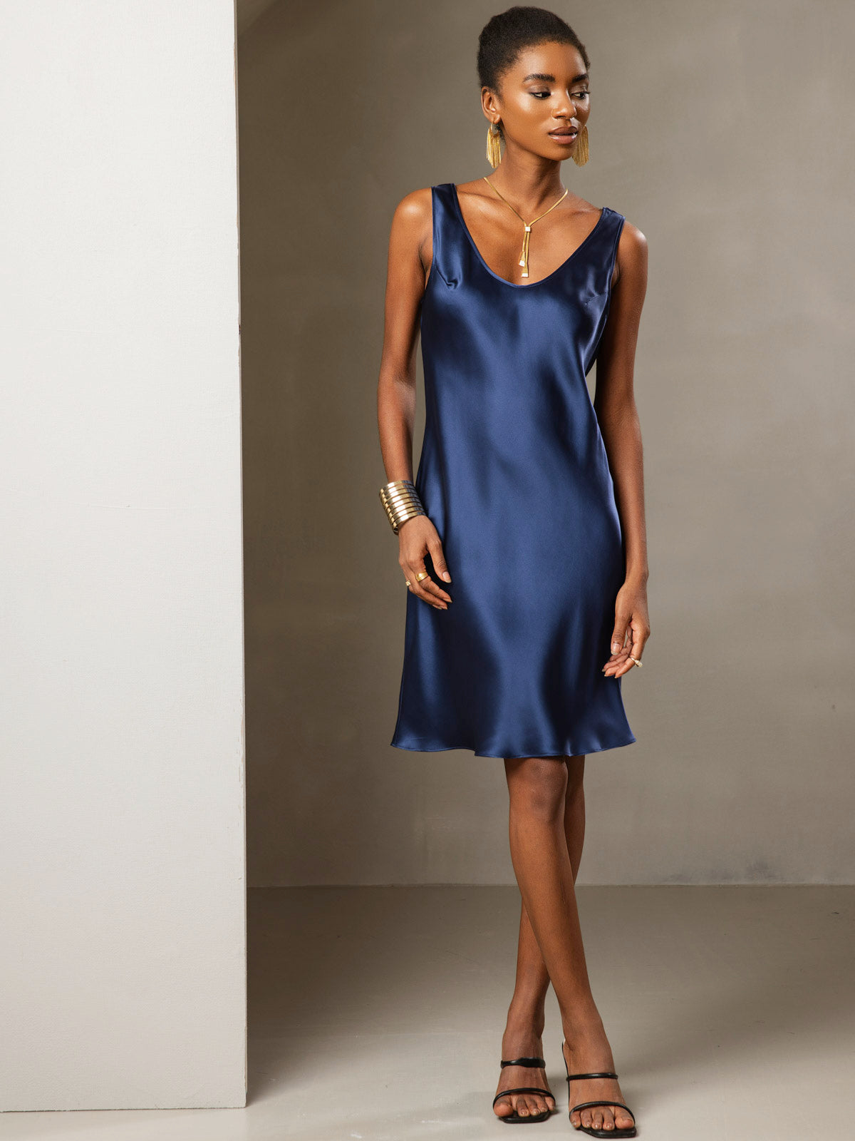 Legeres Midi-Kleid aus reiner Seide mit breiten Trägern