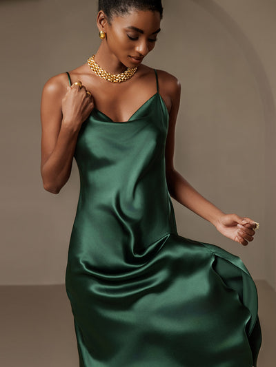 Reines Seidenkleid mit Spaghettiträgern und Schlitz