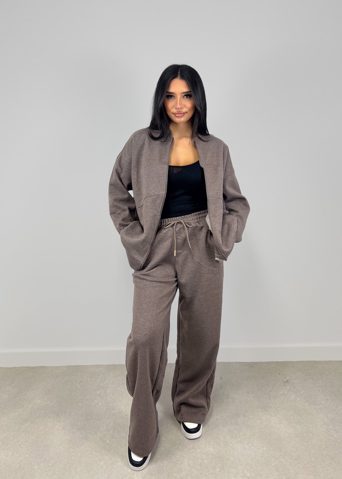 Lounge-Set mit Reißverschlussjacke und weiten Hosen Taupe