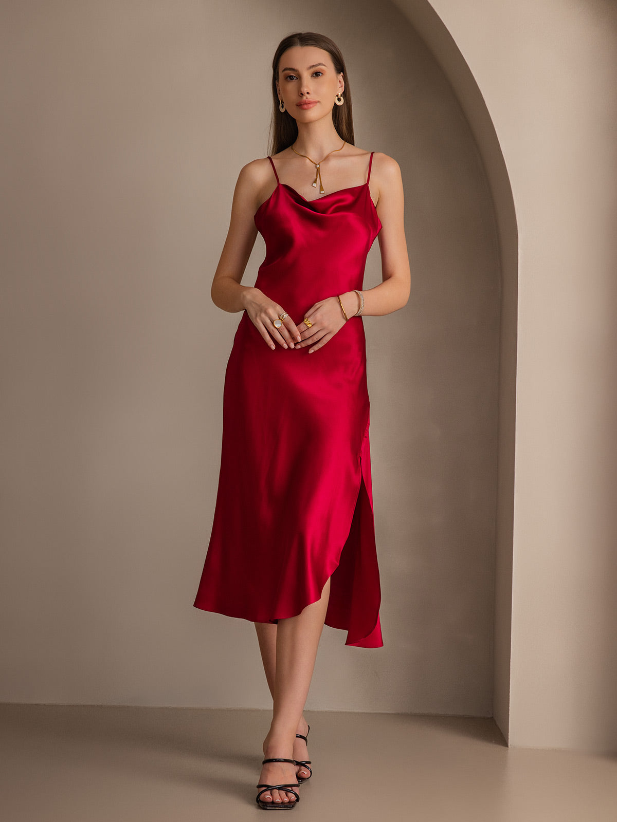 Reines Seidenkleid mit Spaghettiträgern und Schlitz