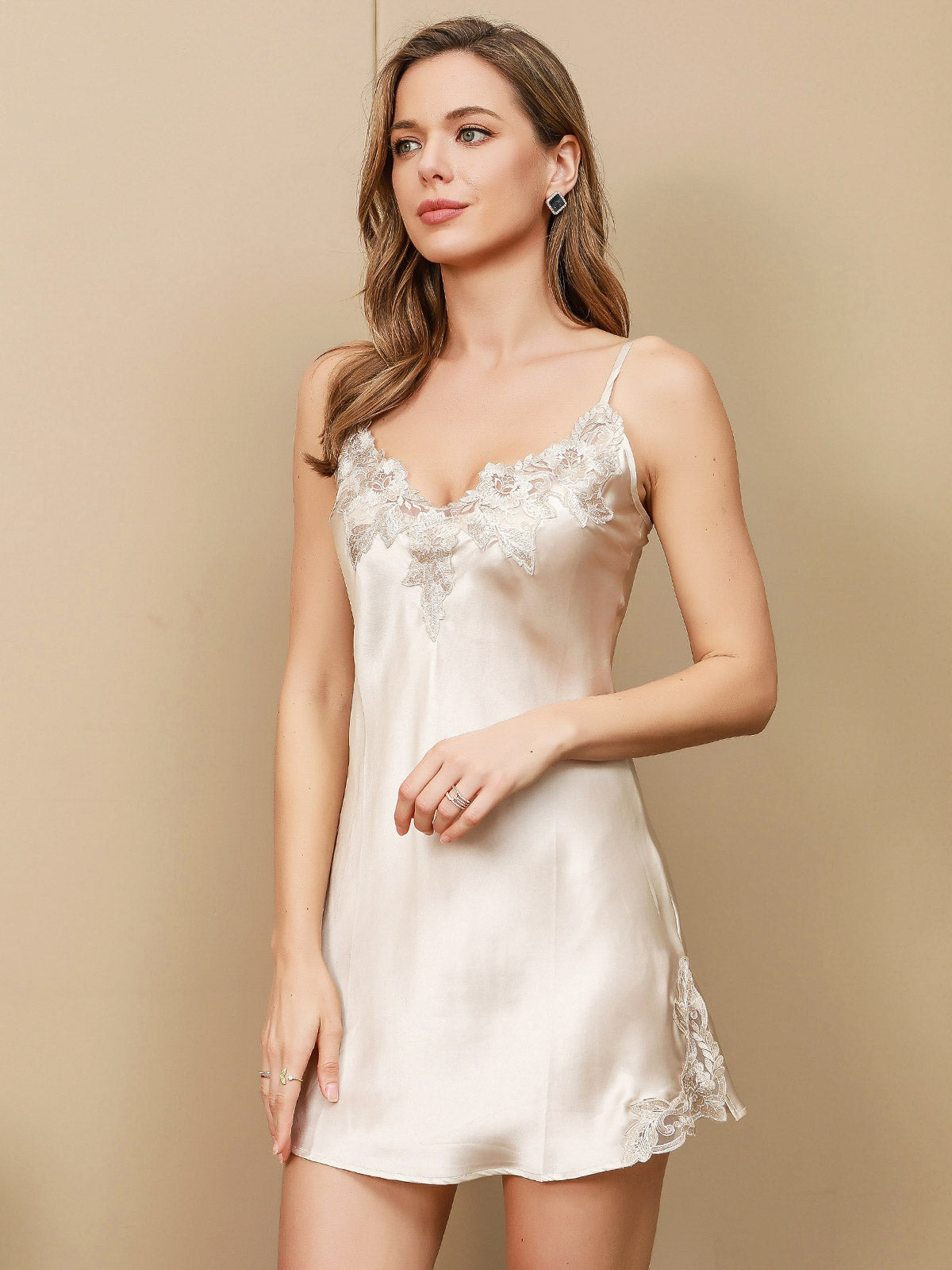 Nachthemd-Slip-Kleid aus reiner Seidenspitze mit geteiltem Saum