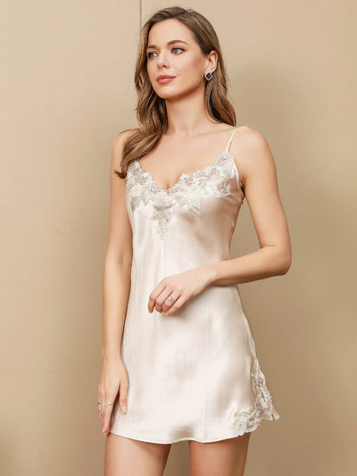 Nachthemd-Slip-Kleid aus reiner Seidenspitze mit geteiltem Saum