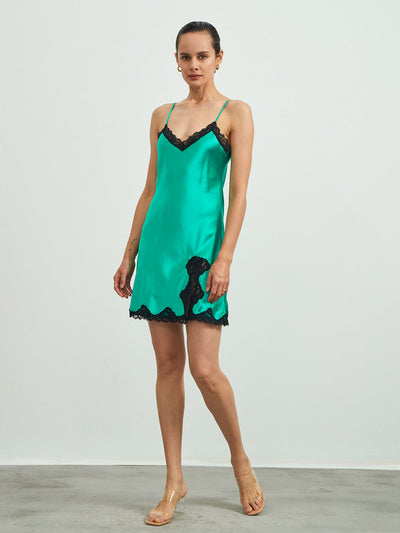 Nachthemd-Slip-Kleid aus reiner Seide mit Spitzenbesatz und geteiltem Saum