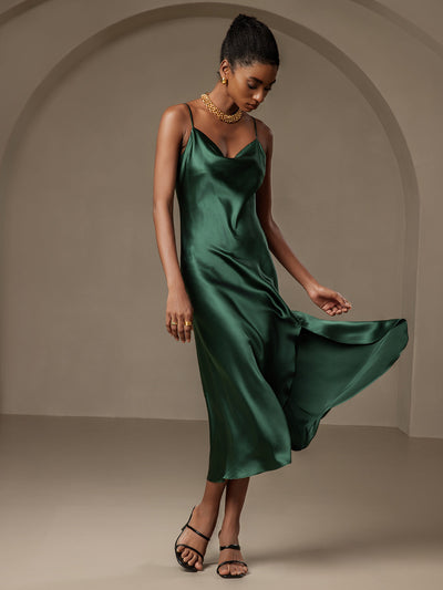 Reines Seidenkleid mit Spaghettiträgern und Schlitz