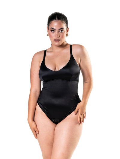 Figurbetonter Tanga-Body aus Satin